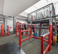 Na predaj PRIESTRANNÉ FITNESS CENTRUM na LUKRATÍVNEJ ADRESE RUŽINOVA - Posilňovacie stroje a lavičky, jasné osvetlenie, obchodné priestory so športovým vybavením.