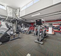Na predaj PRIESTRANNÉ FITNESS CENTRUM na LUKRATÍVNEJ ADRESE RUŽINOVA - Fitness centrum s posilňovacím vybavením, zrkadlami a vzduchotechnikou v obchodných priestoroch.