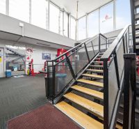 Na predaj PRIESTRANNÉ FITNESS CENTRUM na LUKRATÍVNEJ ADRESE RUŽINOVA - Interiér obchodných priestorov s kovovým schodiskom a fitness vybavením.