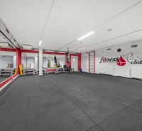 Na predaj PRIESTRANNÉ FITNESS CENTRUM na LUKRATÍVNEJ ADRESE RUŽINOVA - Fitness priestor s boxovacím vrecom a zrkadlami.