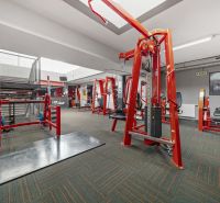 Na predaj PRIESTRANNÉ FITNESS CENTRUM na LUKRATÍVNEJ ADRESE RUŽINOVA - Fitness centrum s činkami a posilňovacími strojmi, obchodné priestory.