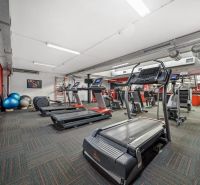 Na predaj PRIESTRANNÉ FITNESS CENTRUM na LUKRATÍVNEJ ADRESE RUŽINOVA - Fitness centrum s bežeckými pásmi a cvičebnými pomôckami v obchodných priestoroch.