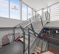 Na predaj PRIESTRANNÉ FITNESS CENTRUM na LUKRATÍVNEJ ADRESE RUŽINOVA - Oceľové schodisko v dvojpodlažných obchodných priestoroch s fitness zariadeniami.