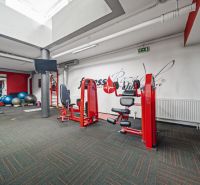 Na predaj PRIESTRANNÉ FITNESS CENTRUM na LUKRATÍVNEJ ADRESE RUŽINOVA - Fitness centrum s posilňovacími strojmi, bežeckým pásom a fit loptami, Obchodné priestory.