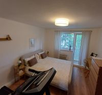 Krásny 2 izbový byt s balkónom- Vargové pole. - Spálňa v 2-izbovom byte s podlahou s dreveným dekorom a tréningovým zariadením.