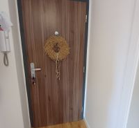 Krásny 2 izbový byt s balkónom- Vargové pole. - Vstupné dvere v 2-izbovom byte s venčekom a podlahou s dreveným dekorom.
