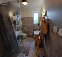 Krásny 2 izbový byt s balkónom- Vargové pole. - Kúpeľňa s práčkou a sprchovým kútom v 2-izbovom byte.