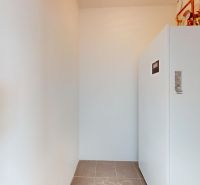 KRÁĽOVÁ PRI SENCI – SKOLAUDOVANÁ novostavba 4i RD v štandarde - Kotleň v rodinnom dome s bielymi stenami a hnedou dlažbou.