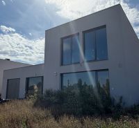 KRÁĽOVÁ PRI SENCI – SKOLAUDOVANÁ novostavba 4i RD v štandarde - Rodinný dom na Réckej v Kráľovej pri Senci obklopený trávnatým pozemkom.
