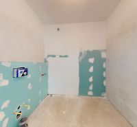 KRÁĽOVÁ PRI SENCI – SKOLAUDOVANÁ novostavba 4i RD v štandarde - Kúpeľňa vo fáze rekonštrukcie, Rodinný dom, pripravená na inštaláciu nového vybavenia.