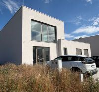 KRÁĽOVÁ PRI SENCI – SKOLAUDOVANÁ novostavba 4i RD v štandarde - Rodinný dom na ulici Récka v Kráľovej pri Senci s modernou architektúrou a parkovaním.