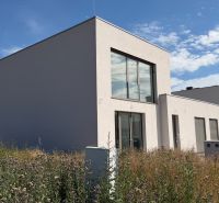 KRÁĽOVÁ PRI SENCI – SKOLAUDOVANÁ novostavba 4i RD v štandarde - Rodinný dom na Réckej ulici v Kráľovej pri Senci s modernými oknami a záhradou.