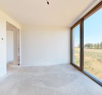 KRÁĽOVÁ PRI SENCI – SKOLAUDOVANÁ novostavba 4i RD v štandarde - Prázdna miestnosť v rodinnom dome s veľkými oknami a výhľadom na exteriér.