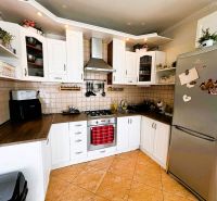 6-izbový rodinný dom v Šamoríne | 201 m² | pozemok 451 m² | - Kuchyňa v rodinnom dome s bielymi skrinkami a nerezovou chladničkou.