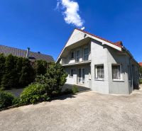 6-izbový rodinný dom v Šamoríne | 201 m² | pozemok 451 m² | - Rodinný dom v Šamoríne s upravenou záhradou a betónovou príjazdovou cestou.