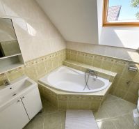 6-izbový rodinný dom v Šamoríne | 201 m² | pozemok 451 m² | - Kúpeľňa v rodinnom dome so strešným oknom a rohovou vaňou.