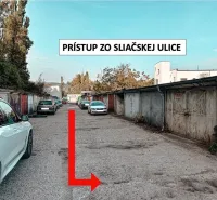 18 m2 Garáž na Sliačskej ulici v Bratislave - Garáže v Bratislave - Novom Meste na Sliačskej ulici, lemované zaparkovanými autami.