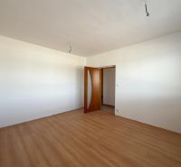 NA PREDAJ 2-IZBOVÉ BYTY, STROMOVÁ, KOŠICE- STARÉ MESTO - Izba v 2-izbovom byte s podlahou s dreveným dekorom a bielymi stenami.