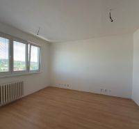NA PREDAJ 2-IZBOVÉ BYTY, STROMOVÁ, KOŠICE- STARÉ MESTO - Izba v 2-izbovom byte s podlahou s dreveným dekorom a výhľadom z okna.