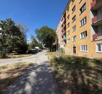 NA PREDAJ 2-IZBOVÉ BYTY, STROMOVÁ, KOŠICE- STARÉ MESTO - Bytový dom na Stromovej ulici v Košiciach, mestská časť Staré Mesto, obklopený zeleňou.
