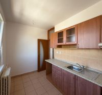NA PREDAJ 2-IZBOVÉ BYTY, STROMOVÁ, KOŠICE- STARÉ MESTO - Kuchyňa v 2-izbovom byte s keramickou dlažbou a drevenými skrinkami.