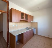 NA PREDAJ 2-IZBOVÉ BYTY, STROMOVÁ, KOŠICE- STARÉ MESTO - Kuchyňa v 2-izbovom byte s kuchynskou linkou a dlažbou na podlahe.