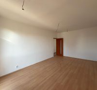 NA PREDAJ 2-IZBOVÉ BYTY, STROMOVÁ, KOŠICE- STARÉ MESTO - Izba so stenami v 2-izbovom byte a podlahou s dreveným dekorom.