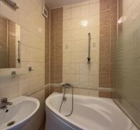 NA PREDAJ 2-IZBOVÉ BYTY, STROMOVÁ, KOŠICE- STARÉ MESTO - Kúpeľňa v 2-izbovom byte s vaňou a umývadlom, svetlé obklady.