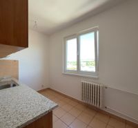 NA PREDAJ 2-IZBOVÉ BYTY, STROMOVÁ, KOŠICE- STARÉ MESTO - Kuchyňa v 2-izbovom byte s keramickou podlahou, jednoduchými skrinkami a oknom s výhľadom.