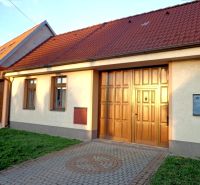 Dom s veľkou záhradou a priestorom na vlastnú realizáciu | Rohožník - Rodinný dom na ulici Pri potoku v Rohožníku s drevenými detailmi a dlažbou.