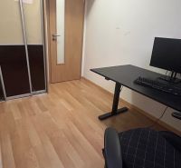 REZERVOVANÝ!Krásny zariadený 3izbový mezonet len na skok od centra - Miestnosť v 3-izbovom byte s podlahou s dreveným dekorom, pracovným stolom a úložnými priestormi.