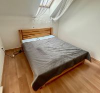 REZERVOVANÝ!Krásny zariadený 3izbový mezonet len na skok od centra - Spálňa s posteľou pod strešným oknom, 3-izbový byt, podlaha s dreveným dekorom.