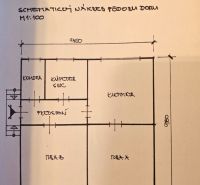 RD v Dolných Krškanoch s veľkou záhradou - 919m2 - Schematic layout rodinného domu s izbou, kuchyňou, kúpeľňou a komorou.