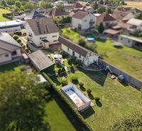 Na predaj 9-izb. RD v obci Nový Život - Vojtechovce - Rodinný dom vo Vojtechovciach, Nový Život má veľkú záhradu s bazénom a terasou.