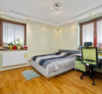 4 izbový rodinný dom Nová Dedinka, predaj, 543m2  - Detská izba v rodinnom dome s posteľou, pracovným stolom a podlahou s dreveným dekorom.