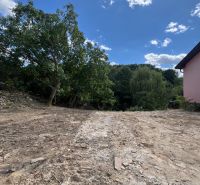 Rákoš - stavebný pozemok s projektom, možný odpočet DPH - Pozemky - bývanie: Rákoš ponúka priestranný, nezaľudnený stavebný pozemok so zeleňou.
