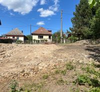 Rákoš - stavebný pozemok s projektom, možný odpočet DPH - Pozemky na bývanie v Rákoši s výhľadom na rodinné domy a zeleň.