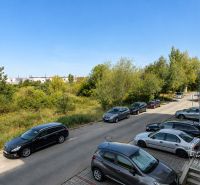 Slnečný 2-izb. byt, terasa a balkón, Stupava, V. Šikulu - Ulica Vincenta Šikulu v Stupave, pohľad z 2-izbového bytu na zeleň a parkovanie.