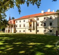 Slnečný 2-izb. byt, terasa a balkón, Stupava, V. Šikulu - Historická budova obklopená zeleňou vo Vincenta Šikulu, Stupava, ponúkajúca pokojné bývanie.