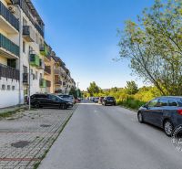 Slnečný 2-izb. byt, terasa a balkón, Stupava, V. Šikulu - Ulica Vincenta Šikulu v Stupave, parkovisko a viacposchodové budovy pri 2-izbovom byte.