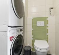 Zariadený 2-izbový byt s loggiou na Kadnárovej ulici - Kúpeľňa v 2-izbovom byte s práčkou, sušičkou a moderným oddeleným WC.