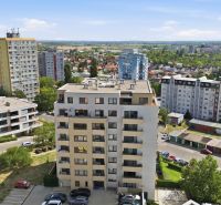 Zariadený 2-izbový byt s loggiou na Kadnárovej ulici - Pohľad na bytové domy z ulice Kadnárova v Bratislave-Rači, 2-izbový byt.