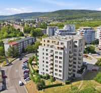 Zariadený 2-izbový byt s loggiou na Kadnárovej ulici - Výhľad na bytové domy a zeleň v bratislavskej Rači na Kadnárovej ulici.