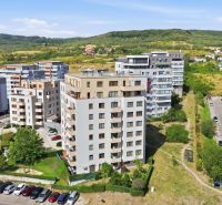 Zariadený 2-izbový byt s loggiou na Kadnárovej ulici - Výhľad na bytové domy na Kadnárovej ulici v Bratislave - Rači s parkoviskom.