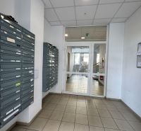 Zariadený 1-izbový byt na predaj, Podunajské Biskupice - Vstupná chodba s poštovými schránkami a presklenými dverami, dlažba, Bratislava - Podunajské Biskupice.