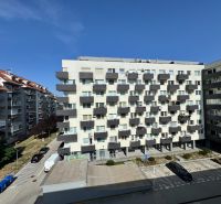 Zariadený 1-izbový byt na predaj, Podunajské Biskupice - Bytový dom na Podunajskej ulici v Bratislave - Podunajských Biskupiciach s parkovacími miestami.