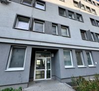 Zariadený 1-izbový byt na predaj, Podunajské Biskupice - Šedá fasáda budovy na ulici Podunajská v Bratislave - Podunajské Biskupice.