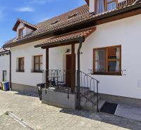 I Radový 4- izb. rodinný dom v starej časti Rače na Alstrovej - Rodinný dom na Alstrovej ulici v Bratislave - Rači, s predným vchodom a terasou.