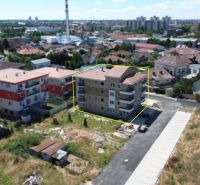 NOVOSTAVBA  3 izb. BYT 73 m2 | BALKÓN |  SENEC - Dlhá ul.  - Pohľad na bytový dom na ulici Dlhá v Senci s vyznačeným 3-izbovým bytom.