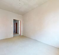 NOVOSTAVBA 3 izb. BYT 73 m2 | BALKÓN | SENEC - Dlhá ul. - Prázdna izba v 3-izbovom byte s bielymi stenami a svetlou podlahou.